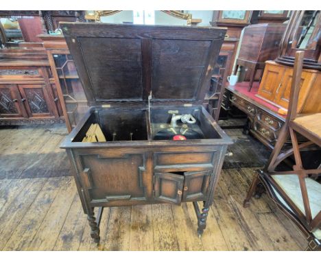 1930's Clumberphone gramophone record player in oak barley twist cabinet, full working order with selection of records.