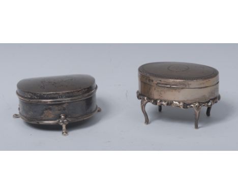 An Edwardian silver oval dressing table trinket box, hinged cover engine turned and centred by a vacant circular cartouche, w