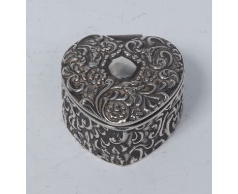 A late Victorian silver heart shaped snuff box, embossed with flowerheads and leafy scrolls, hinged cover, 4.5cm wide, Birmin