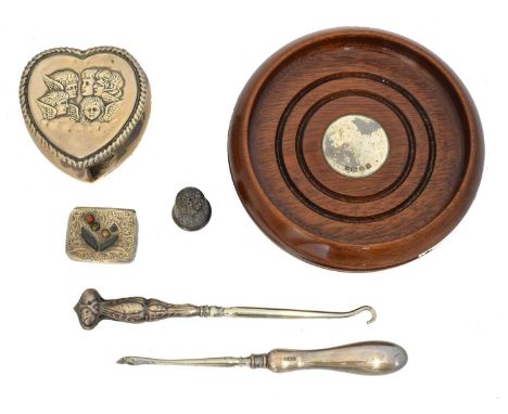 A selection of silver, A selection of silver, to include an Edward VII Scottish hardstone inlaid vinaigrette, a trinket box, 