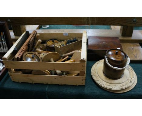 Collection of treen to include breadboards, chess pieces, shoe stretchers etc