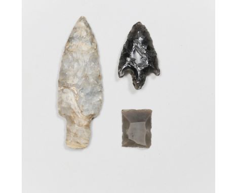 North America, Neolithic, a flint stone spearhead, an obsidian spearhead and a flint stone scraper. L. 9,5 / 4,9 and  2,8 cm.