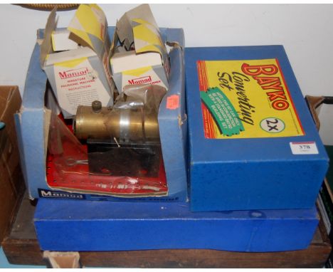 A collection of childrens toys to include; Mamod Miniature polishing machine, Mamod model power hammer, Bayko converting set 