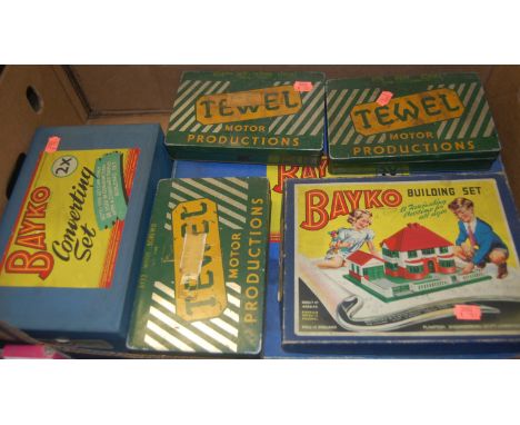 Mixed lot to include boxed Bayko building set, Bayko converting set, etc