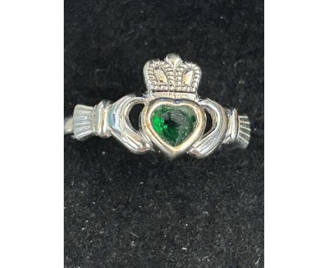9ct White gold claddagh ring set with green stones Size Q 2.3g 