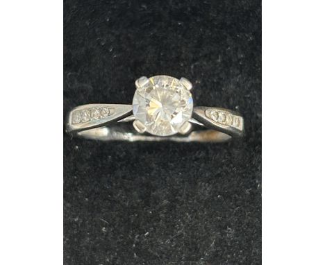 9ct White gold ring set with cz stones Size Q 2.6g 
