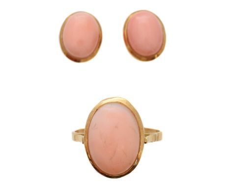 An 18ct gold coral suite of jewellery, including an oval coral cabochon single stone ring, together with an accompanying pair