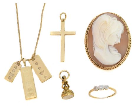 A selection of jewellery, to include a diamond three stone ring, three 9ct gold 'ingot' style pendants, a 9ct gold cross pend