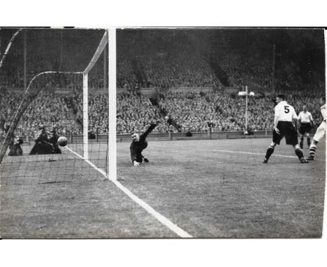 1943 ARSENAL V CHARLTON WAR CUP FINAL ORIGINAL PRESS PHOTO
Seems to have been trimmed down, size approx 5 x 4 inches