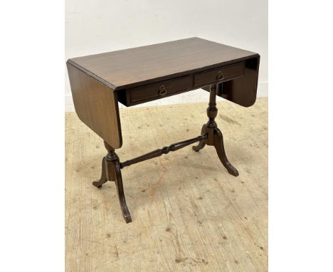 A mahogany reproduction sofa table with drop flaps (h.73cm)