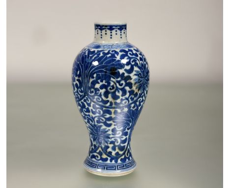 A 19thc Chinese blue and white chrysanthemum porcelain vase, with two blue ring mark verso. (h-23cm)
