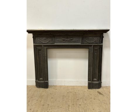 An Edwardian cast iron fire surround complete with break front mantelpiece (h. 138cm x l. 180cm x w.29cm.  aperture: h.96cm x