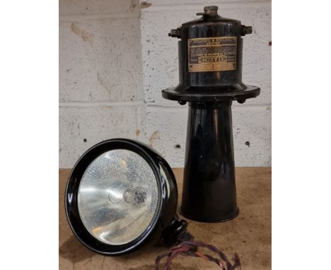 A Klaxon 4990 12 volt H-EK1A car horn and a King of the Road lamp