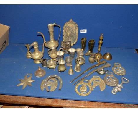 A quantity of small brass and metal items to include: spirit measures, a large thimble measure, horse brasses, etc.