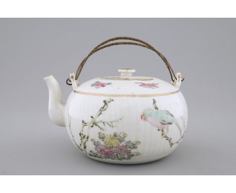 A Chinese qianjiang cai teapot and cover, 19/20th C.  H.: 8 cm  Condition reports and high resolution pictures are available 