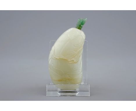 A Chinese pale celadon jade snuff bottle, 18/19th C.  H.: 8 cm  Provenance: The Collection of the late Dr. Kolvenbach, Düssel