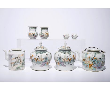 A collection of Chinese qianjiang cai and famille rose vases, teapots and cups, 19/20th C.  Dim.: L.: 20,5 cm - W.: 16 cm - H