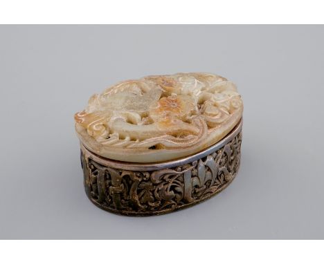 An English silver box with a Chinese mottled jade plaque as cover, 19th C.  L.: 7 cm - H.: 3,5 cm   Condition:- Excellent, th