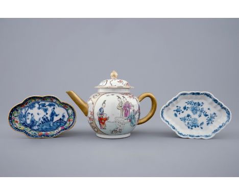 A Chinese famille rose mandarin teapot and two spoon trays, Qianlong  H.: 13 cm (the teapot)Dim.: 13 x 9 cm (the spoon trays)