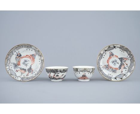 A pair of Chinese grisaille and gilt cups and saucers, Qianlong  Dia.: 7,5 cm - H.: 4 cm (cup)Dia.: 11,5 cm (saucer)  Conditi