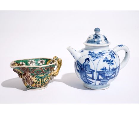A blue and white Chinese teapot and cover and a verte biscuit libatie beker, Kangxi  L.: 12,5 cm - H.: 10 cm (the teapot)  Co