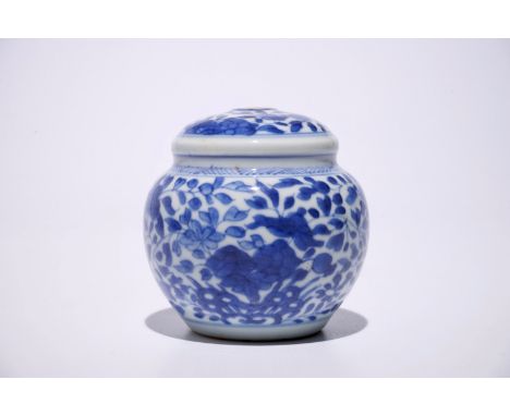 A Chinese blue and white huqqa or hookah base for the Islamic market, Kangxi  Dia.: 9,5 cm - H.: 9,5 cm  Condition reports an