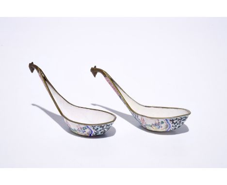 A pair of Chinese Canton enamel spoons with phoenix-head handles, Qianlong  L.: 12 cm - W.: 4 cm - H.: 6 cm  Condition report