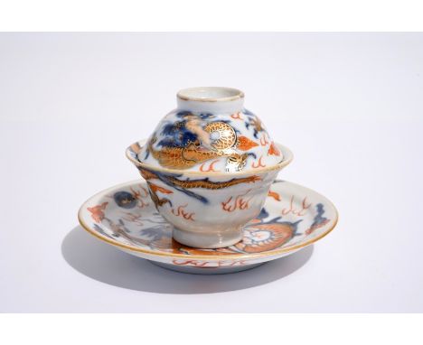 A Chinese Imari-style covered cup and saucer with dragons, Kangxi  Dia.: 11,5 cm (saucer) Dia.: 7,5 cm - H.: 7 cm (cup and co