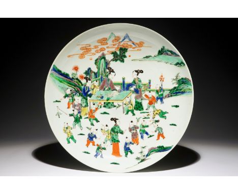A very large Chinese famille verte dish with ladies and playing boys in a garden, 19th C.  Dia.: 46,5 cm - H.: 8 cm  Conditio