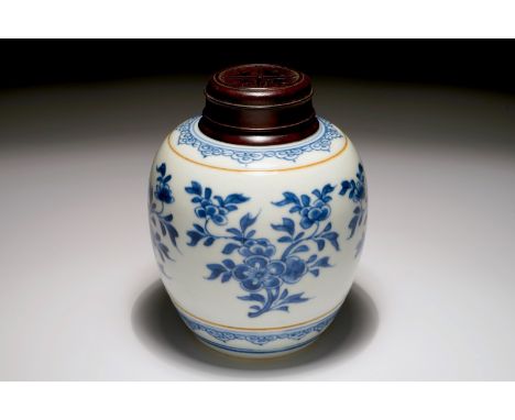 A Chinese blue and white jar with wooden cover, Kangxi  H.: 14 cm (incl. cover)  Condition reports and high resolution pictur
