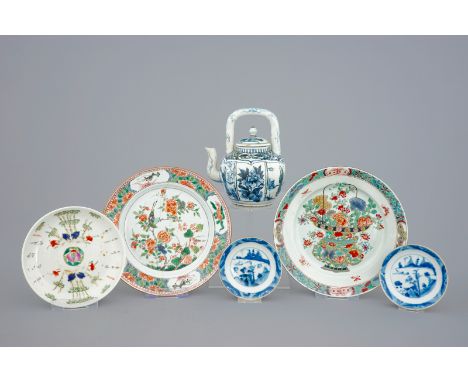 A collection of various Chinese porcelain, 17/19th C.  Dia.: 23 cm (two plates) H.: 18 cm - L.: 14,5 cm - W.: 12 cm (teapot) 