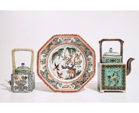 Two Chinese famille verte teapots and cover and an octagonal plate, Kangxi and later  Dia.: 24 cm (plate) H.: 22,5 cm (the ta