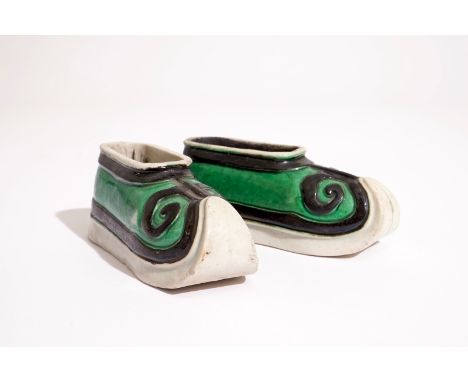 A pair of Chinese verte biscuit brushwashers modelled as shoes, Kangxi  L.: 9,5 cm - W.: 3,5 - H.: 3,5 cm (each shoe)  Proven