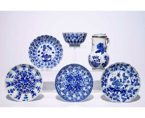 A Chinese blue and white silver-mounted jug and cover, a cup and saucer and three saucer plates, Kangxi  Dia.: 16,5 cm (the l