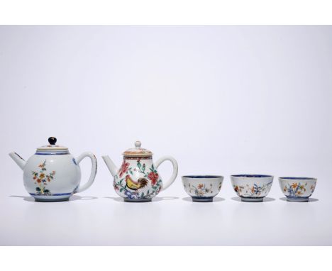 A Chinese famille verte teapot with 3 cups, Kangxi and a famille rose rooster teapot, Yongzheng  Dim.: L.: 16 - W.: 10 cm - H