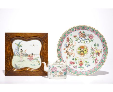 A Chinese famille rose plaque, a dish and a teapot and cover, 19th C.  Dia.: 34 cm - H.: 4,5 cm (the dish) Dim.: H.: 11 cm - 
