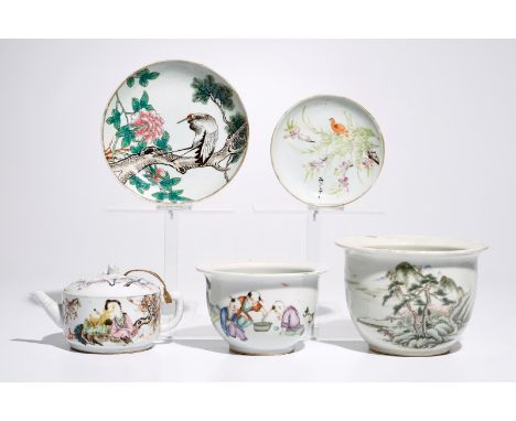 A varied lot of Chinese qianjiang cai porcelain, 19/20th C.  Dia.: 17 cm - H.: 12 cm (largest bowl)L.: 17 cm - H.: 9,5 cm (te