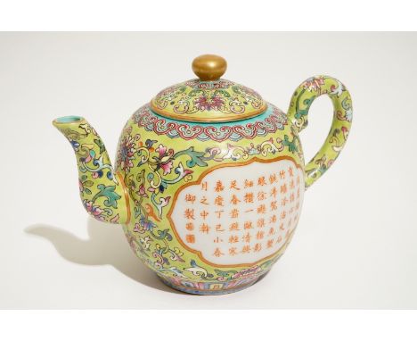 A Chinese famlile rose teapot with calligraphy design, Jiaqing mark, 19/20th C.  H.: 12, 5 cm - L.: 18 cm  Condition reports 