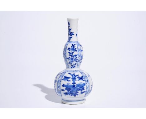 A blue and white Chinese double gourd vase with design of antiquities, Kangxi  H.: 18 cm  Condition reports and high resoluti