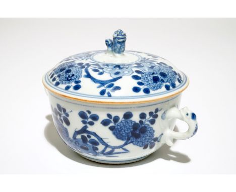 A Chinese blue and white covered bowl with ears, Kangxi  Dia.: 18 cm - H.: 13 cm (Incl. cover)  Condition reports and high re