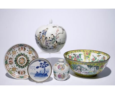 A collection of Chinese famille rose and blue and white porcelain, with a Canton enamel bowl, 19/20th C.  Dia.: 30,5 cm - H.: