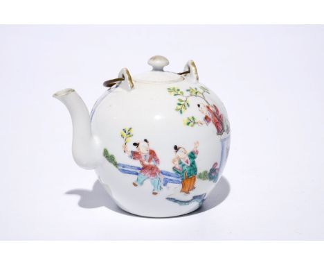 A Chinese famille rose globular teapot with playing boys, 19th C.  H.: 10 cm - L.: 11,5 cm - W.: 9,5 cm  Condition reports an