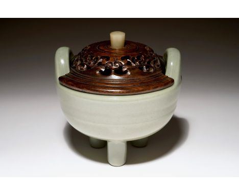 A Chinese tripod celadon censer with jade-inset wooden cover, 19th C.  Dia.: 12 cm - H.: 13 cm (incl. cover)  Condition repor