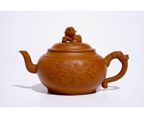 A fine Chinese Yixing teapot and cover, Kangxi  L.: 16,5 cm - H.: 10 cm  Condition reports and high resolution pictures are a