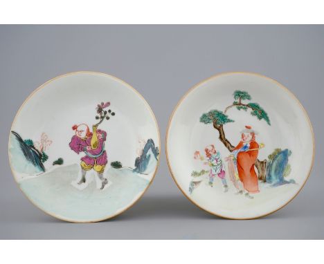 A pair of Chinese famille rose European subject plates, Qianlong/Jiaqing, 18/19th C.  Dia.: 15,5 cm  Condition:- The left pla