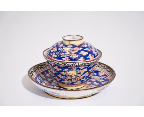 A Chinese Canton enamel blue ground dragon cup and saucer, 19th C.  Dia.: 14,5 cm (saucer)Dia.: 9,5 cm - H.: 5,5 cm (the cup)
