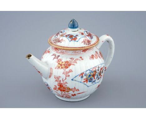 A ribbed Chinese Imari-style teapot and cover, Kangxi  H.: 12,5 cm  Condition reports and high resolution pictures are availa