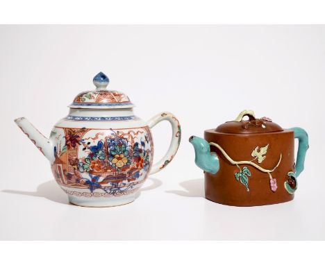 A Chinese Dutch-decorated Amsterdams bont, Kangxi/Qianlong, and a Yixing stoneware teapot, 19/20th C.  H.: 16,5 cm - L.: 21,5