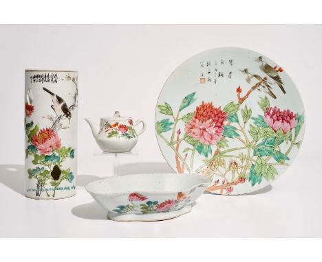 A Chinese qianjiang cai hat stand, a teapot and cover, a bowl and a dish, 19/20th C.  H.: 28,5 cm (the hat stand) Dia.: 34,5 