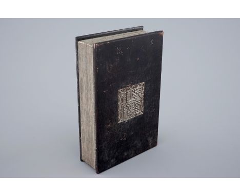 A Chinese booklet with carved and inscribed jade plaques, 20th C.  Dim.: 22,5 x 14,5 cm  Condition reports and high resolutio